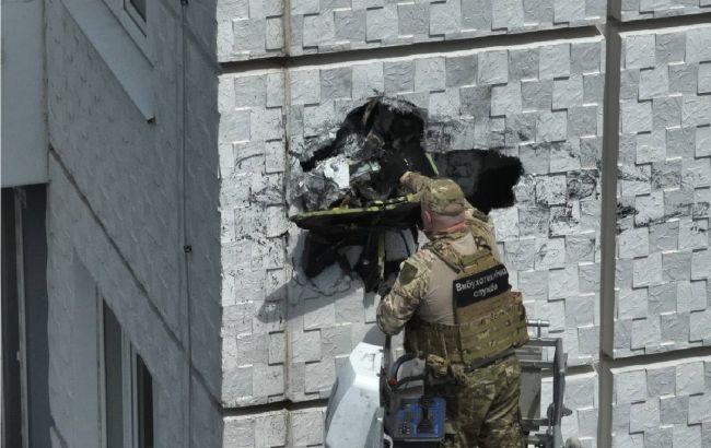 Бойова частина “шахеда” застрягла у стіні 15-го поверху: в Одесі провели унікальну спецоперацію над прірвою