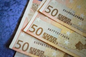 Українці масово переходять на євро: Що відбувається на валютному ринку