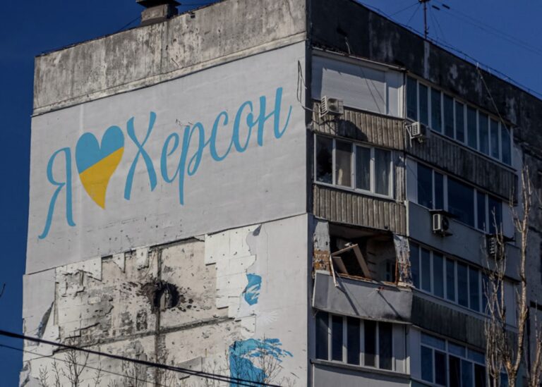 Росіяни вдарили по Херсону з артилерії: троє постраждалих