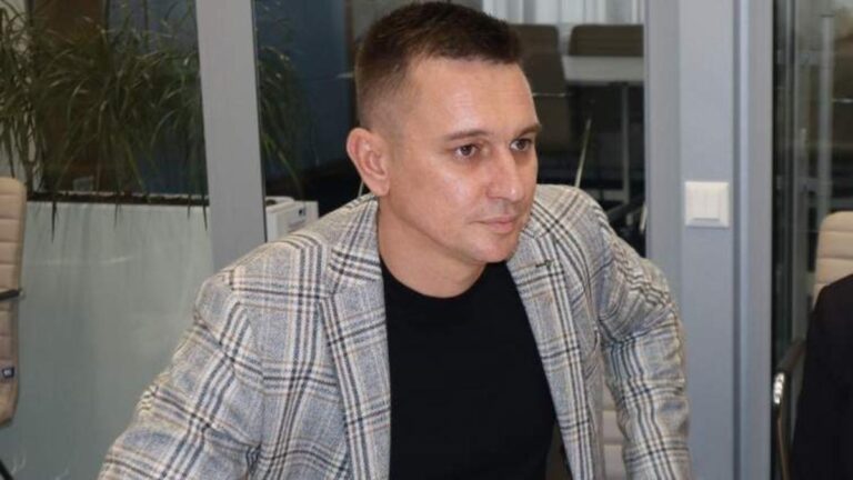 «Сліпі плями» в документах мера Вознесенська: Євген Величко задекларував флот вантажівок без вказання вартості та велику готівку