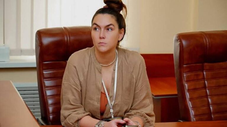 Захист від окупації чи незаконний арсенал: суд зняв звинувачення у зберіганні зброї з фігурантки гуманітарного скандалу Катерини Сімонової