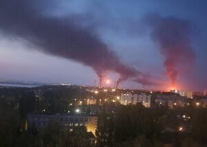 Росію атакували дрони: в Саратові палає НПЗ