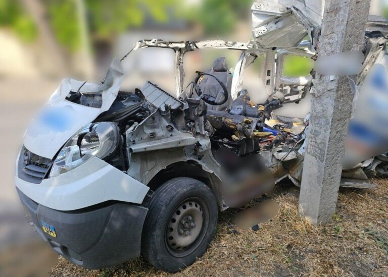 У Херсоні дрони РФ поцілили в маршрутку та авто, є жертви