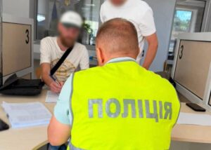 Зачинив собаку на балконі в спеку: киянину повідомили про підозру
