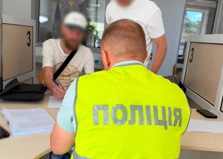 Зачинив собаку на балконі в спеку: киянину повідомили про підозру