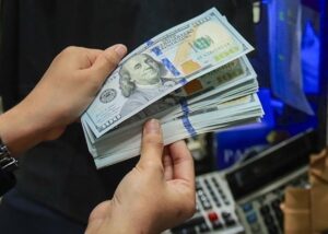 Долар сягнув психологічної межі в обмінниках