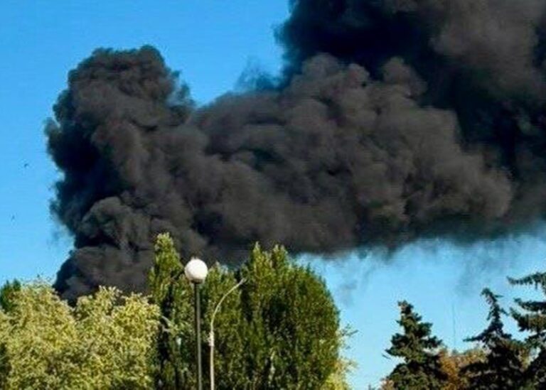 Павлоград під атакою РФ: вогонь охопив торговельний комплекс