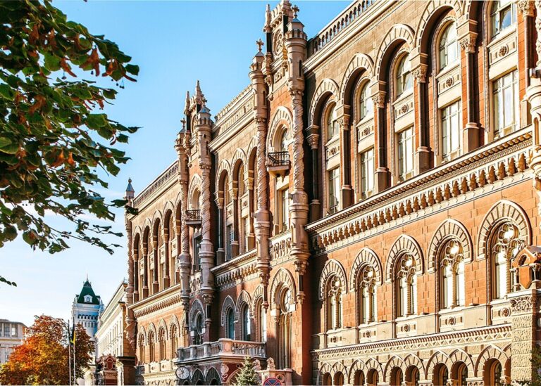 Фінансовий ринок України втратив 11 учасників за місяць