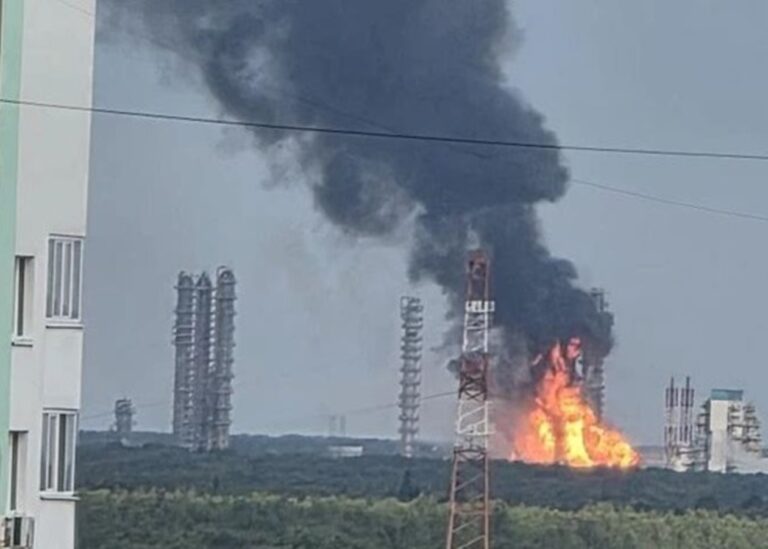 Зупинено найбільший нафтохімічний завод РФ – ЗМІ