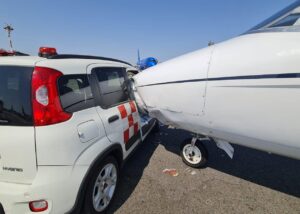 У Мілані авто врізалося у приватний літак