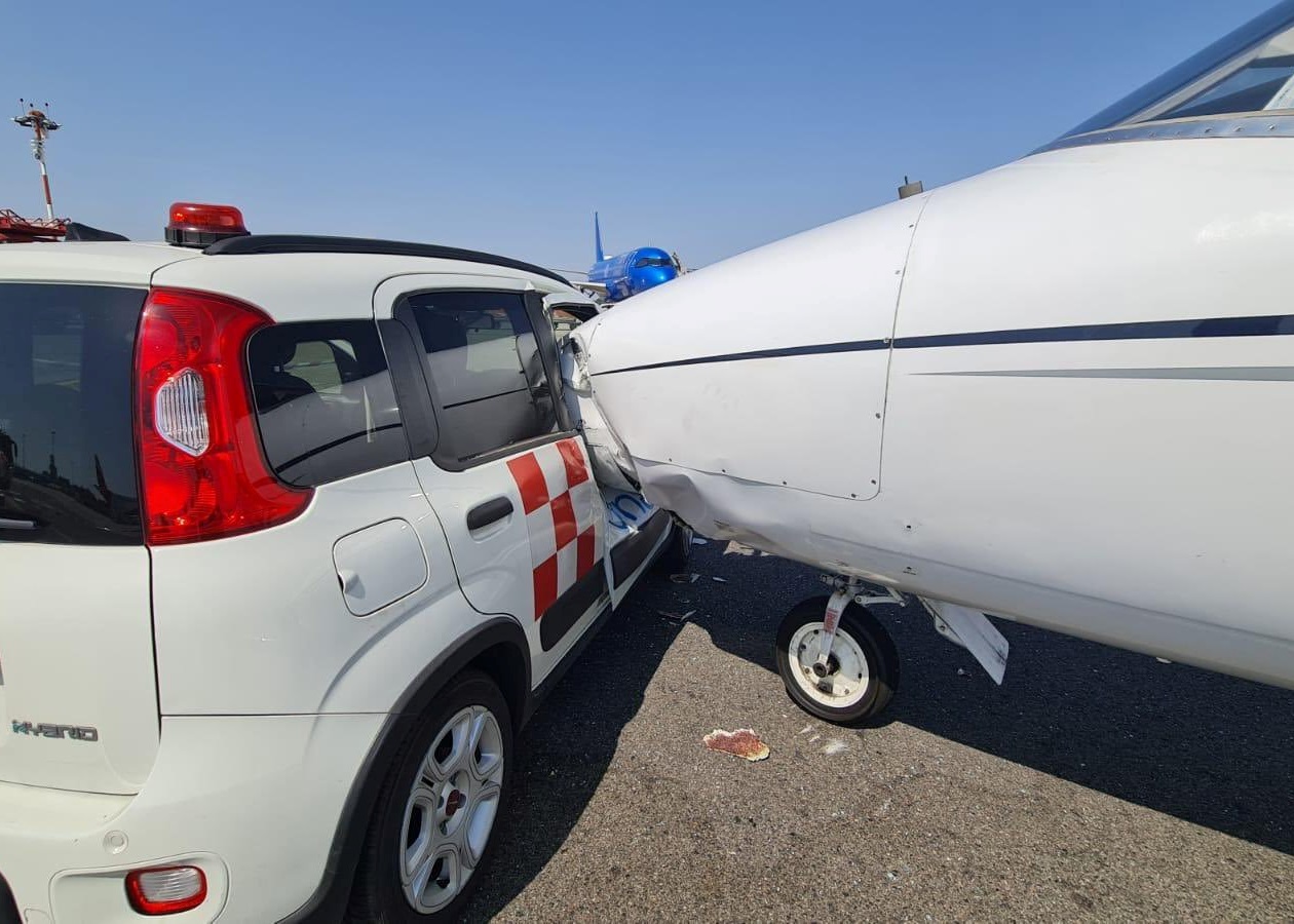 У Мілані авто врізалося у приватний літак