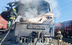 Зруйнована кабіна та понівечений локомотив: з’явилися фото поїзда після удару «Шахеда»