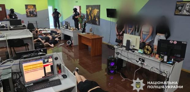 Зарплати до $1500 і десятки мільйонів доларів обороту: Як в Україні розрісся бізнес шахрайських кол-центрів