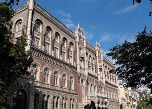 Нацбанк підняв курси долара і євро
