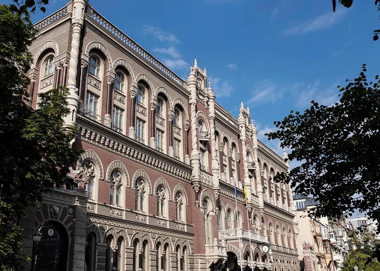 Нацбанк підняв курси долара і євро