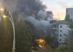 У Києві спалахнув будинок після атаки "шахеда", є поранені