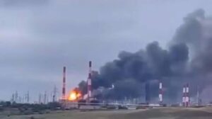 Палаюча бензоколонка Кремля: невідомі безпілотники перетворили на факел Куйбишевський нафтопереробний завод у Самарській області