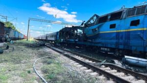 Прицільний удар по пасажирах: росіяни вдарили «Шахедом» по потягу «Харків – Ізюм», серед людей багато постраждалих