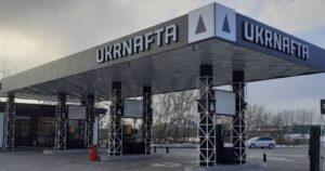 Захист критичної інфраструктури: на заправках «Укрнафта» у Києві почали встановлювати захисні конструкції