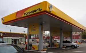Розплата: Кремль готує чергове підвищення цін на бензин для росіян, щоб оплатити закупівлі палива за кордоном