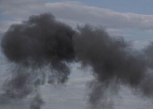 У Києві уламки дрона впали біля житлового будинку