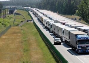 До 40 годин очікування: що відбувається на кордоні з Польщею