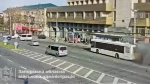 Пасажирський автобус став мішенню росіян: у Запоріжжі показали момент удару
