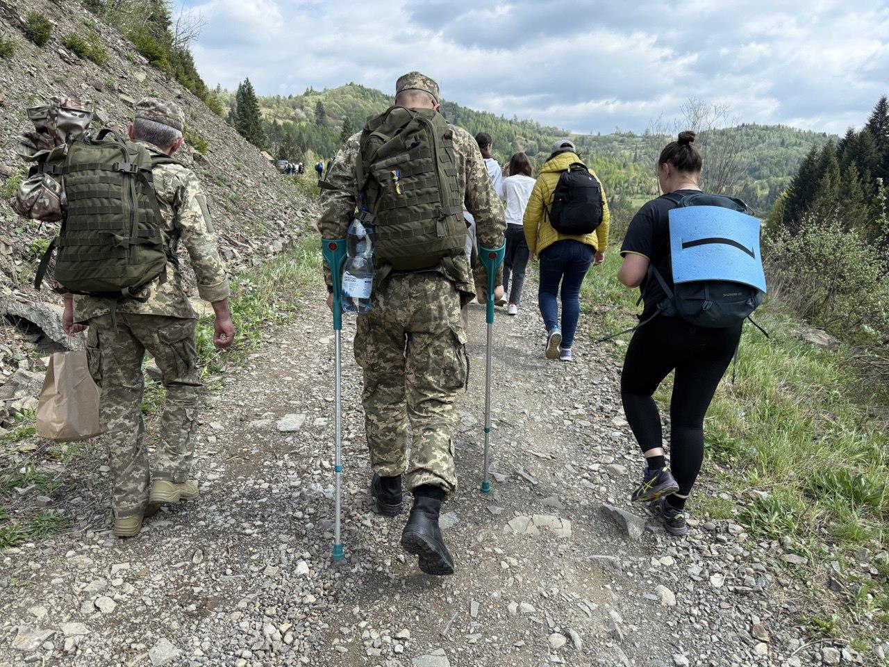 Від незнайомців до побратимів: захисники Маріуполя проходять реабілітацію в Карпатах за програмою «Горотерапія»